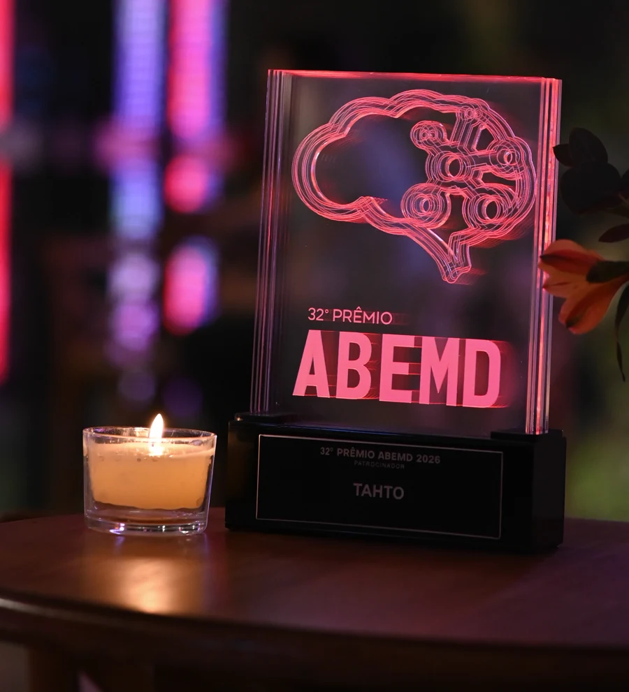 Troféu do Prêmio ABEMD sobre uma mesa, durante a premiação